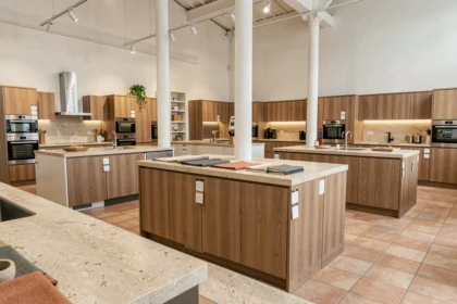 Showroom de cuisinistes dans l'Aude avec plusieurs cuisines équipées exposées dans un espace lumineux